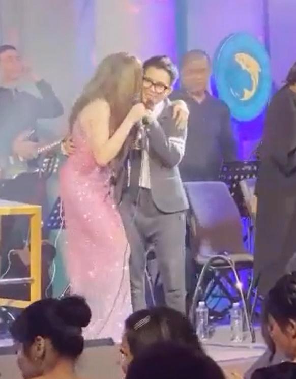 Thanh Hà - Phương Uyên ôm chặt, hôn nhau trên sân khấu-4