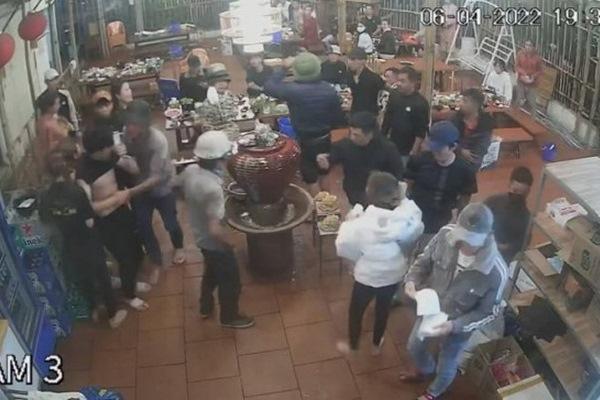 Bắt nhân viên quán ăn xếp hàng xin lỗi, 6 côn đồ bị khởi tố-2