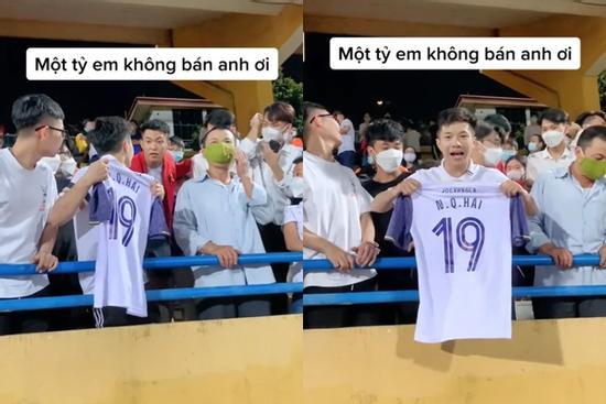 Chân dung fan số hưởng nhận 'áo 1 tỷ' của Quang Hải