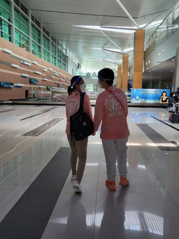 Việt Trinh mặc đồ đôi, vi vu du lịch chung nhưng luôn giấu mặt con-4