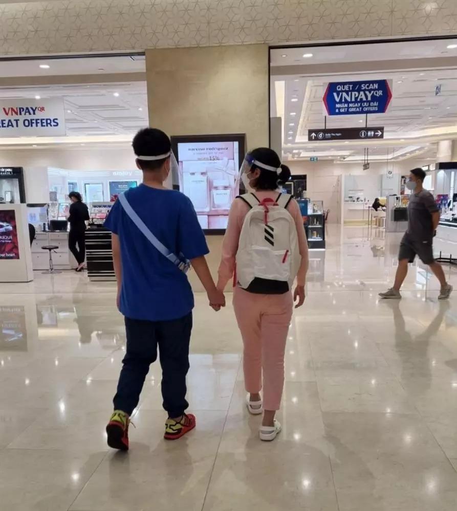 Việt Trinh mặc đồ đôi bên quý tử giấu mặt cao to gấp đôi mẹ-5