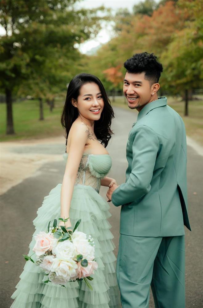 Ngân 98, Hari Won chơi hệ lạc quẻ: Váy công chúa + giày thể thao-1