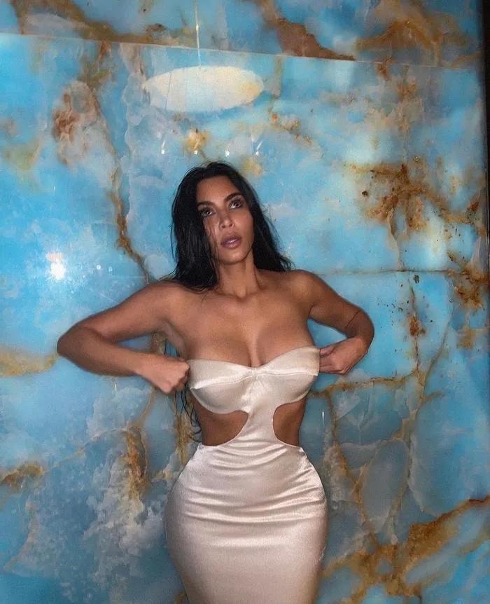 Kim Kardashian shows off her body with an invisible dress, super hard to wear-2
