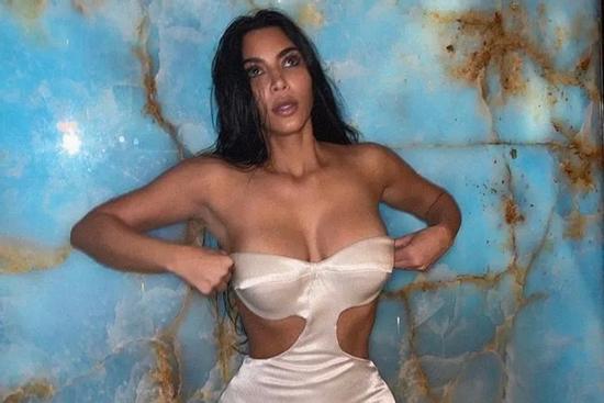 Kim Kardashian khoe thân với váy 'tàng hình', siêu khó mặc