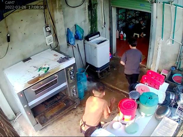 Táy máy sửa lò nướng, thanh niên gặp nạn khét lẹt nhớ cả đời-3