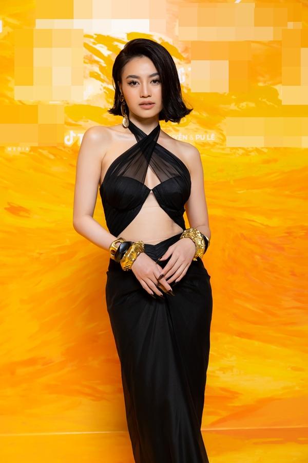Ngọc Trinh - Tiểu Vy mặc đồ cắt xẻ hở hết mức trên thảm đỏ-6
