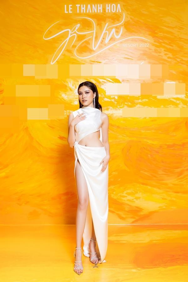 Ngọc Trinh - Tiểu Vy mặc đồ cắt xẻ hở hết mức trên thảm đỏ-18