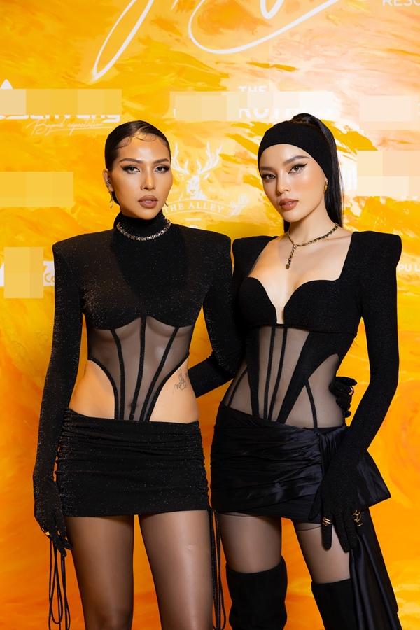 Ngọc Trinh - Tiểu Vy mặc đồ cắt xẻ hở hết mức trên thảm đỏ-22