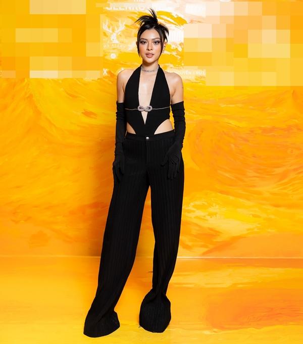 Ngọc Trinh - Tiểu Vy mặc đồ cắt xẻ hở hết mức trên thảm đỏ-28