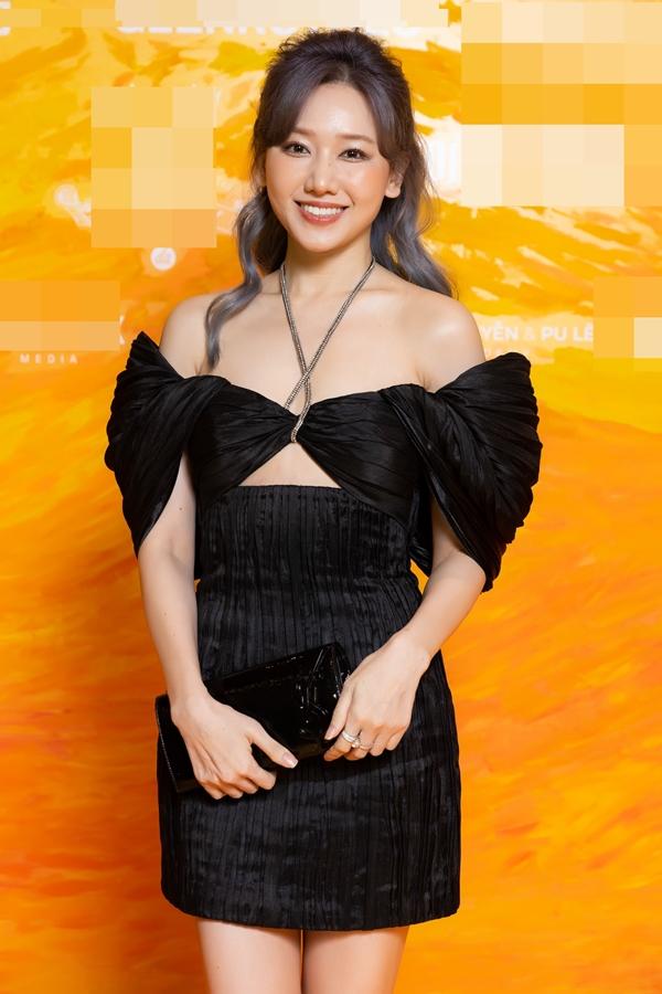 Ngọc Trinh - Tiểu Vy mặc đồ cắt xẻ hở hết mức trên thảm đỏ-39