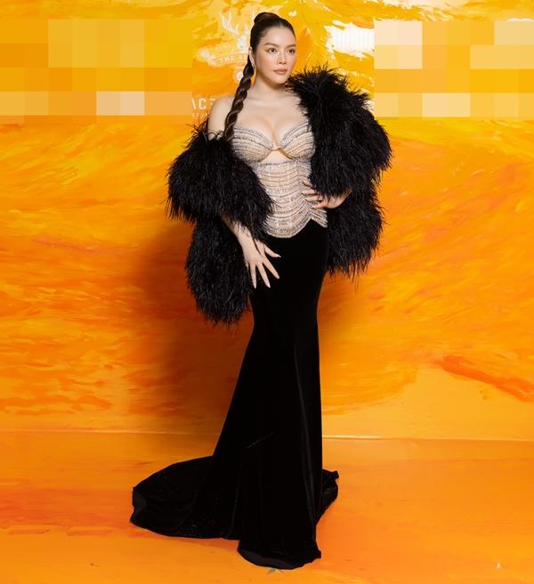 Ngọc Trinh - Tiểu Vy mặc đồ cắt xẻ hở hết mức trên thảm đỏ-40