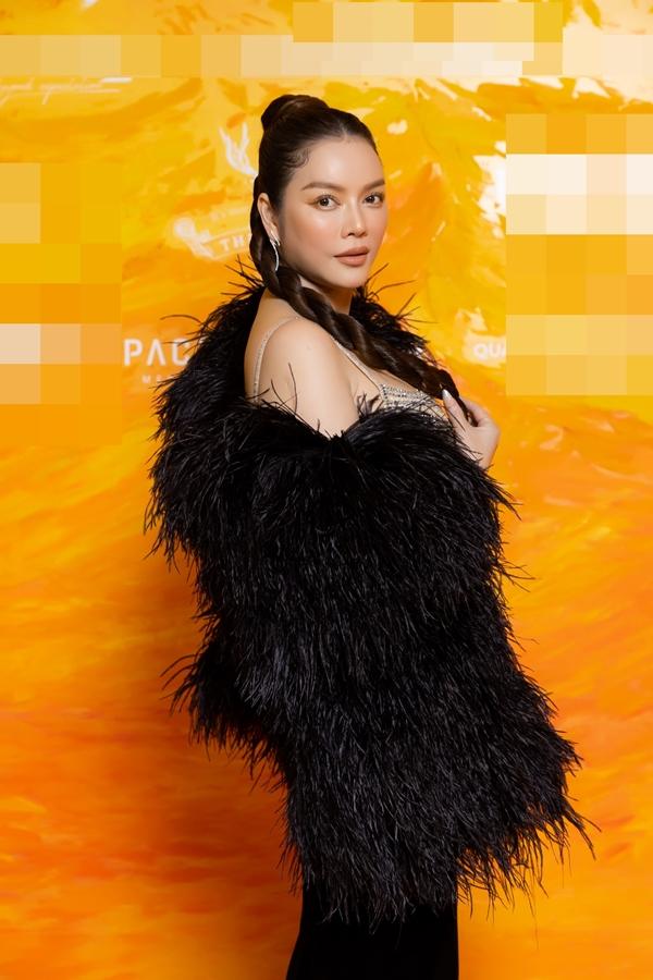 Ngọc Trinh - Tiểu Vy mặc đồ cắt xẻ hở hết mức trên thảm đỏ-41