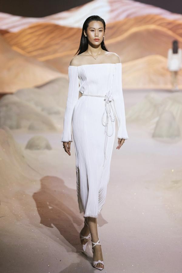 Đỗ Hà xuất thần diễn mở màn - Lương Thùy Linh rực rỡ làm vedette-12