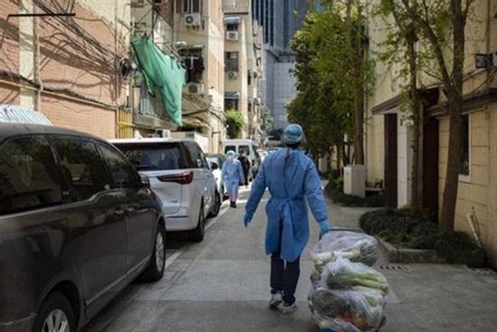 Thượng Hải phong thành, đến giới tinh hoa cũng 'chạy ăn từng bữa'