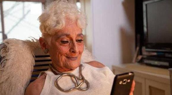 Cụ bà 83 hẹn hò 50 bạn trai trong 8 tháng, người trẻ nhất mới 18 tuổi-1