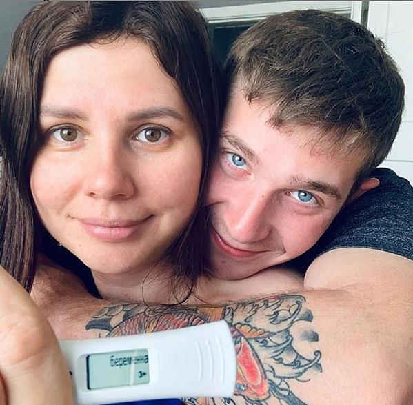 Chồng chết nghẹn vì vợ cặp con trai riêng của mình và mang bầu-1