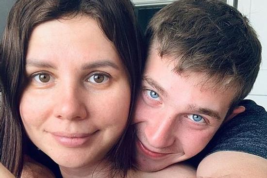 Chồng 'chết nghẹn' vì vợ cặp con trai riêng của mình và mang bầu