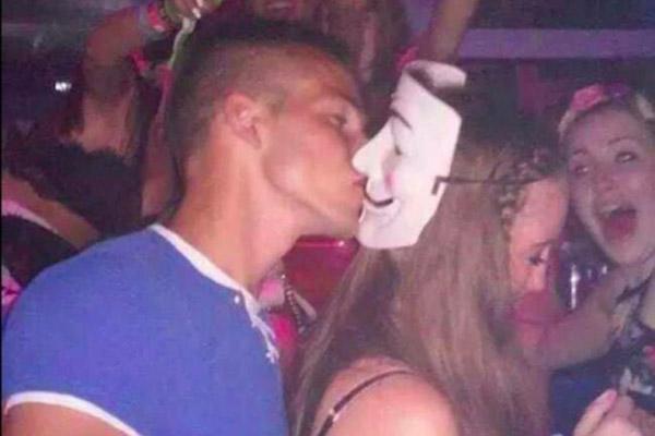 Say xỉn mò vào quán rượu, trang phục bà cô khiến ai cũng đỏ mặt-3