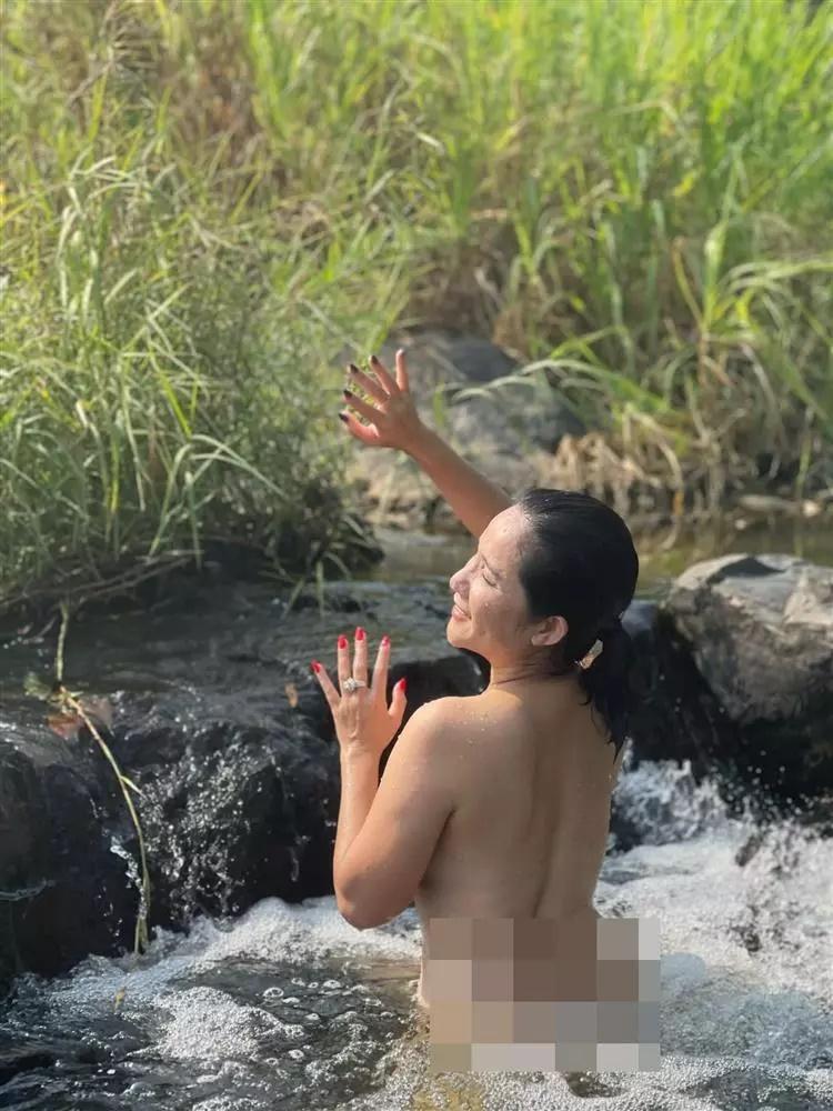 Cat Tuong released a stock of fairy bathing photos while the audience turned their backs-1