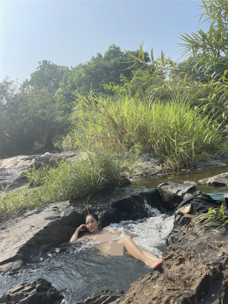 Cat Tuong released a stock of photos of bathing fairies while the audience turned their backs-2