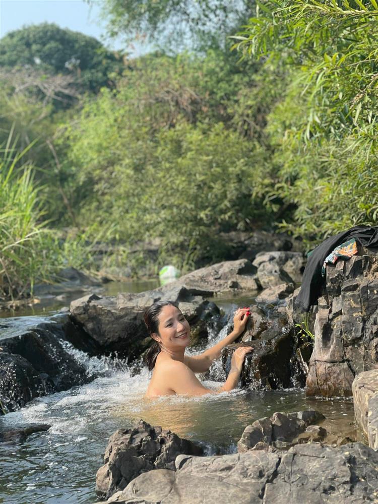 Cat Tuong released a stock of photos of bathing fairies while the audience turned their backs-3