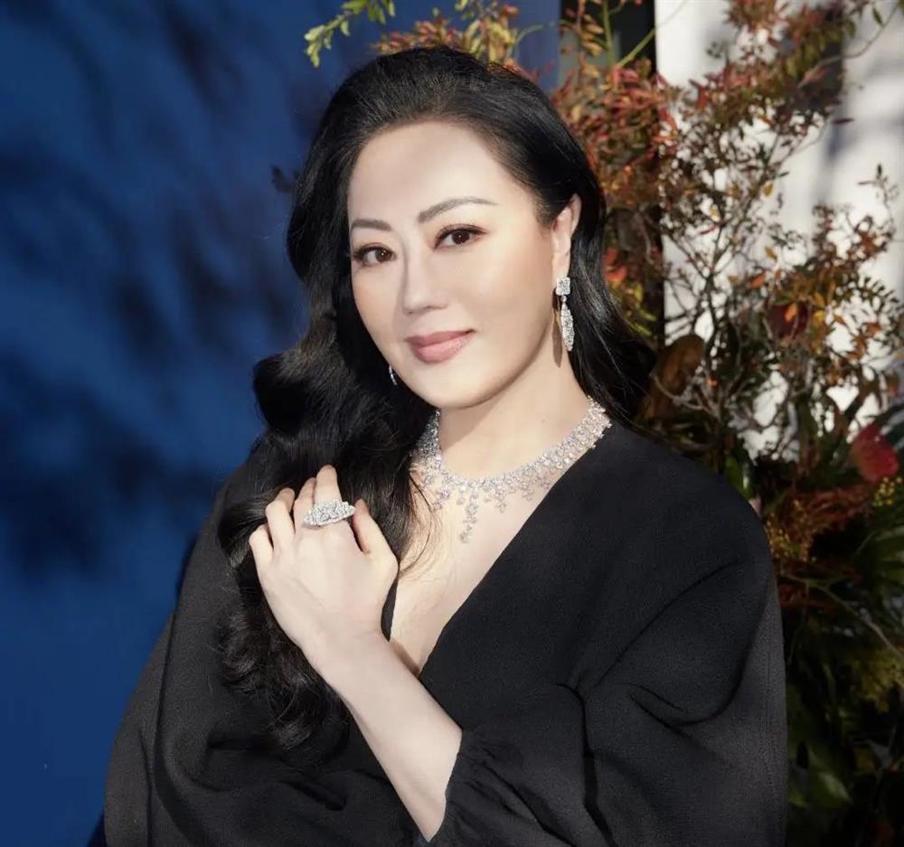 Cô đào Chương Tiểu Huệ bán khẩu trang như đồ lót, giá cắt cổ-4