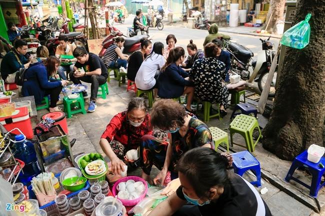 Hà Nội có nhiều hàng sứa bán vỉa hè mà ít người để ý và biết đến như các hàng ở ngõ Thanh Hà, phố Hàng Chiếu, chợ Đồng Xuân...