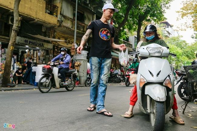 Một phụ nữ từ quận Đống Đa đến quận Hoàn Kiếm (xa 7 km) để mua sứa mang về nhà ăn. “Tôi thường xuyên chọn hàng này vì thấy hợp khẩu vị, ăn ở chỗ khác cảm thấy không được ngon và tươi lắm”, chị chia sẻ.