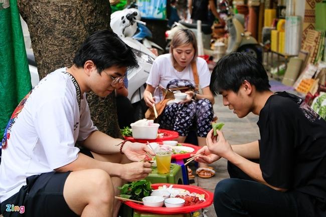 “Lúc trước nghĩ sứa ăn sống sẽ có vị tanh và không ngon, nhưng khi tới đây ăn tôi cảm nhận rất khác so với suy nghĩ. Sứa ăn rất mát nhất vào thời tiết mùa hè ở Hà Nội như thế này”, Tuấn Kiệt (bên phải, Đại học Giao thông vận tải), nói.