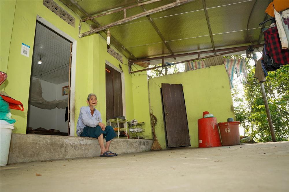 Appreciate the life of a deaf man, a blind woman in Hanoi - loving and pampering his old age-1