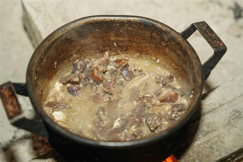 Cảm phục cuộc sống của ông điếc, bà mù ở Hà Nội - yêu thương chiều chuộng tuổi xế chiều-6