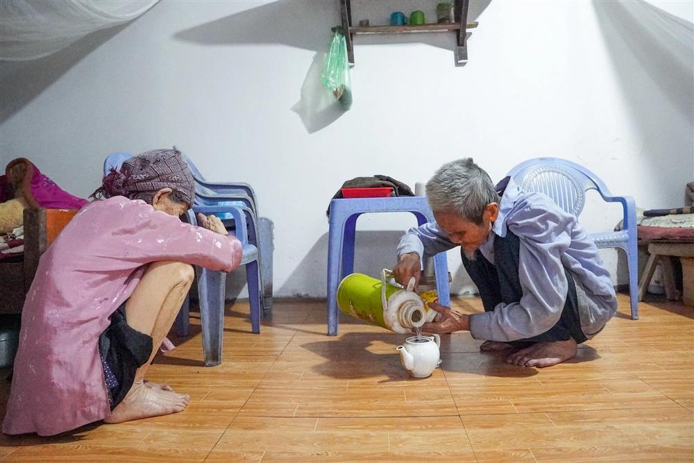 Appreciate the life of a deaf man, a blind woman in Hanoi - loving and pampering old age-11