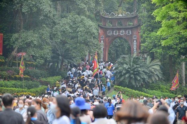 The sea of ​​people jostled to Hung Temple, many children cried to find their parents-1