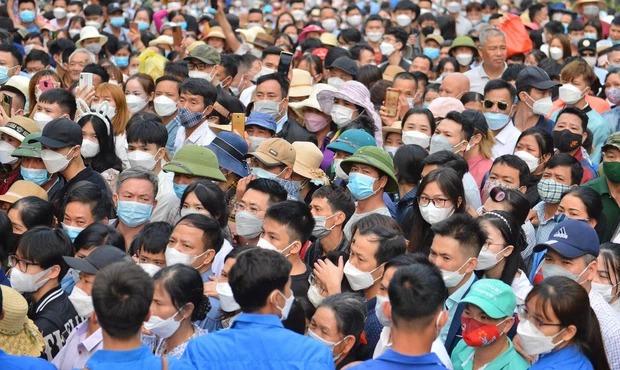 The sea of ​​people jostled to Hung Temple, many children cried to find their parents-3