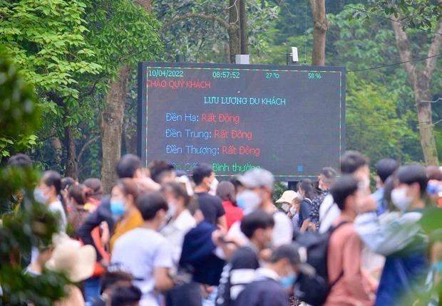 Sea of ​​people jostling to Hung Temple, many children crying to find their parents-4