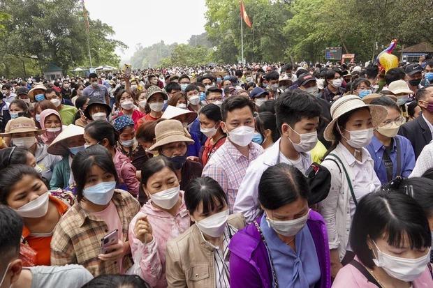 The sea of ​​people jostled to Hung Temple, many children cried to find their parents-5