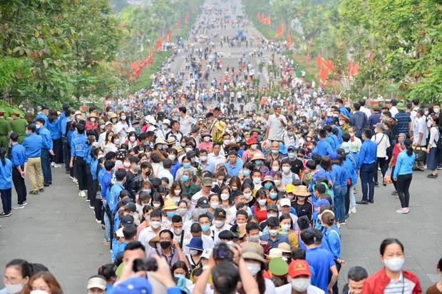 Sea of ​​people jostling to Hung Temple, many children crying to find their parents-6