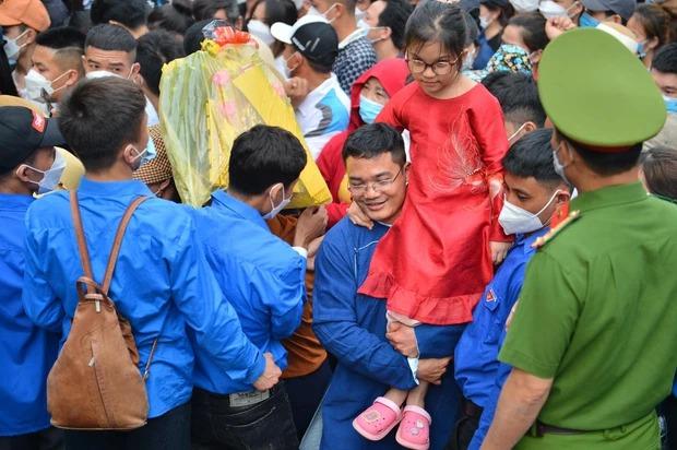 The sea of ​​people jostled to Hung Temple, many children cried to find their parents-7