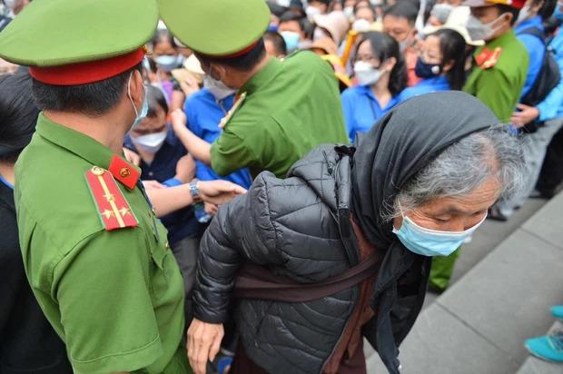 The sea of ​​people jostled to Hung Temple, many children cried to find their parents-8