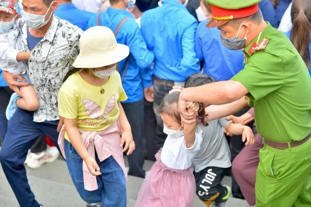 The sea of ​​people jostled to Hung Temple, many children cried to find their parents-12