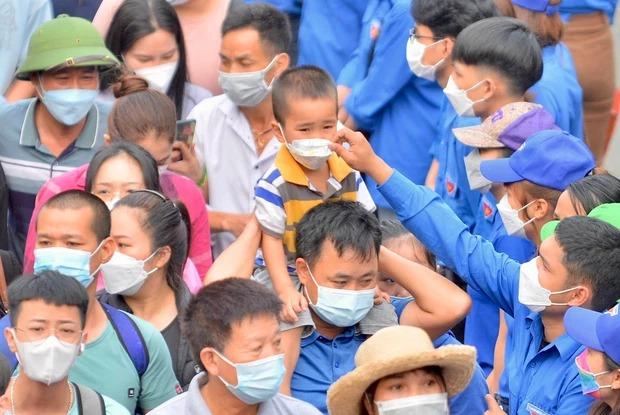 The sea of ​​people jostled to Hung Temple, many children cried to find their parents-9