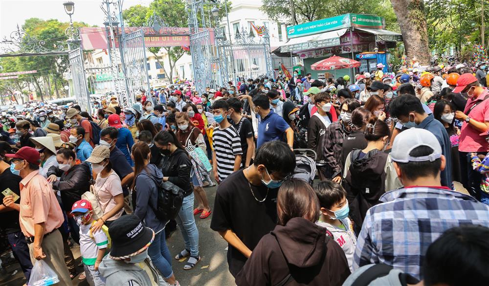 Thảo Cầm Viên Sài Gòn đông nghẹt người vào cắm trại dịp giỗ Tổ-2