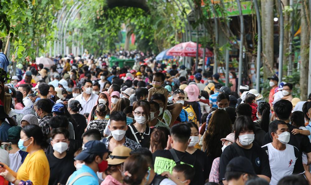 Thảo Cầm Viên Sài Gòn đông nghẹt người vào cắm trại dịp giỗ Tổ-8