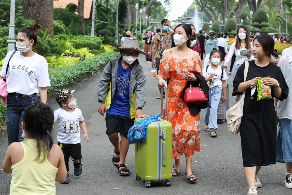 Thảo Cầm Viên Sài Gòn đông nghẹt người vào cắm trại dịp giỗ Tổ-10