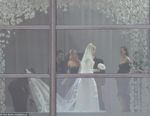 Revealing the first wedding dress of the billionaire Beckham's daughter-in-law