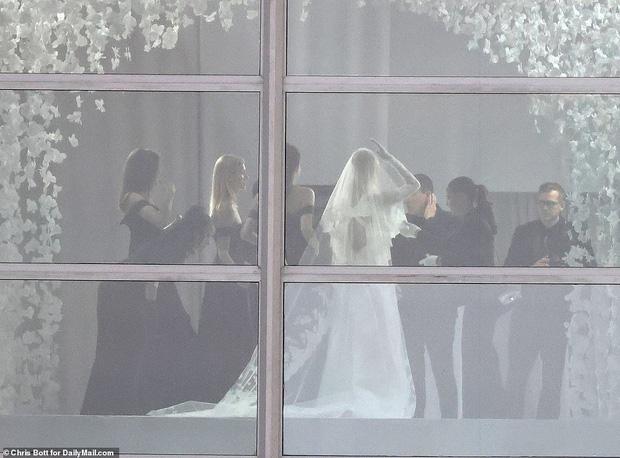 Revealing the first wedding dress of the billionaire Beckham's daughter-in-law