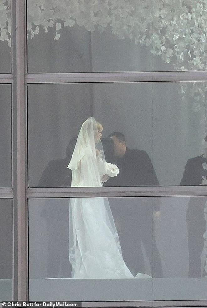 Revealing the first wedding dress of the billionaire Beckham's daughter-in-law