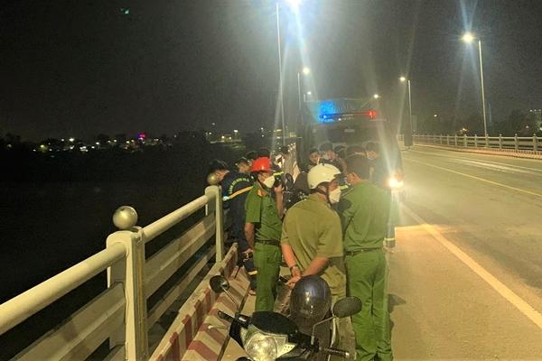 Leaving behind her motorbike, a 25-year-old girl jumps off Tra Khuc 2 bridge to commit suicide