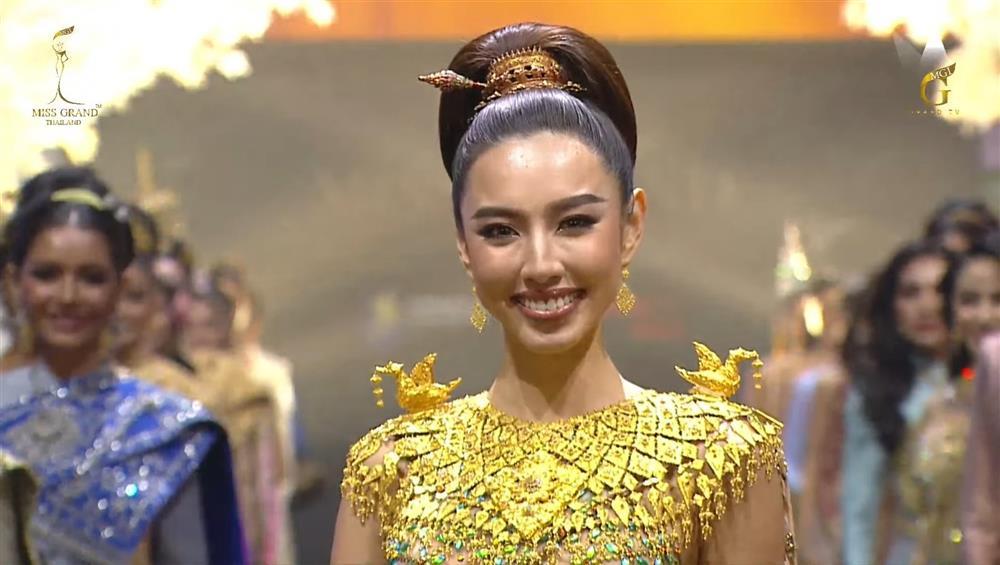 SHOCK: Thuy Tien wears 24 billion clothes, drops precious bracelets, making everyone's heart flutter-2