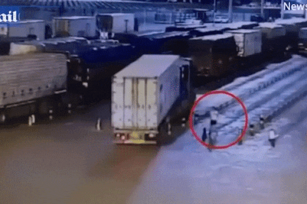 Video: Lốp xe tải phát nổ, hất văng người đàn ông đang đi bộ